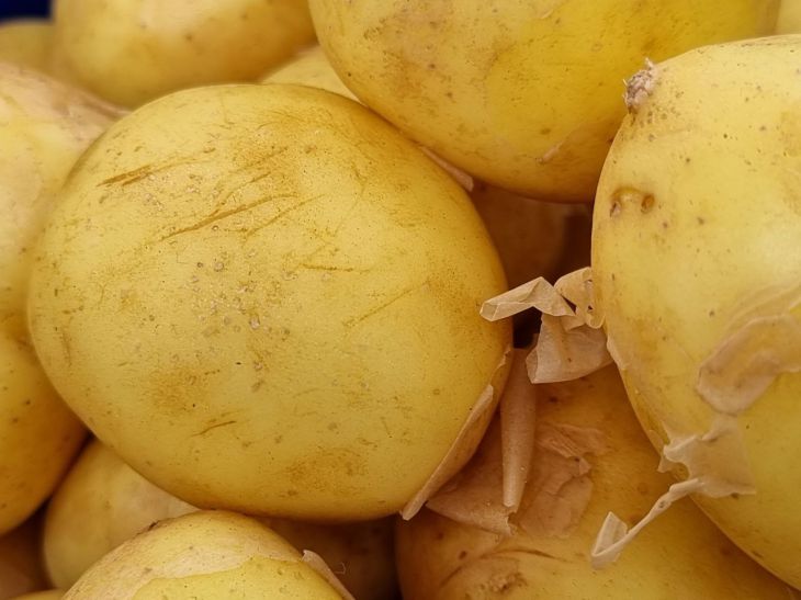 Cuchara y cepillo de dientes: cómo pueden ayudar estos elementos a la hora de preparar guiso de verduras Papa