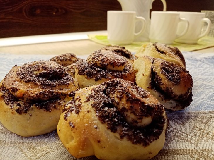 What experienced confectioners grease baked goods with to make them golden brown: the best options are named baking