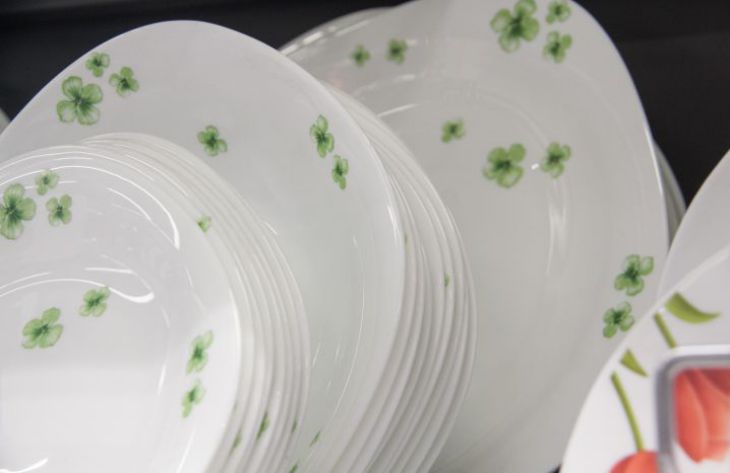 How to clean light-colored dishes from plaque and stains: the best options are named vessel