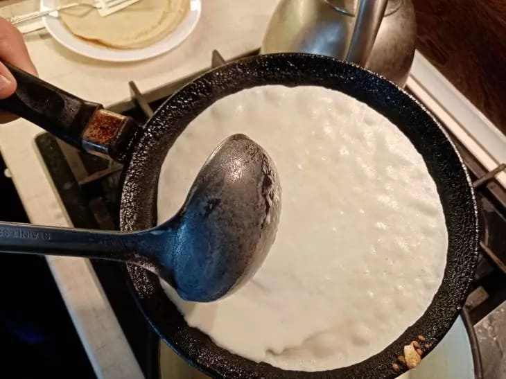 Quoi ajouter aux crêpes pour qu'elles ne collent pas à la poêle : ingrédient secret Crêpes