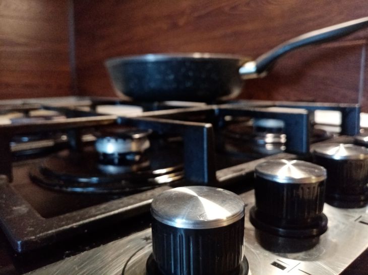 An effective remedy for carbon deposits on a frying pan has been named: the dirt will fall off in minutes Stove Frying pan