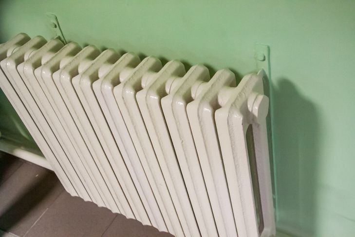 A detail that reveals the budget nature of the interior: urgently disguise or replace it battery
