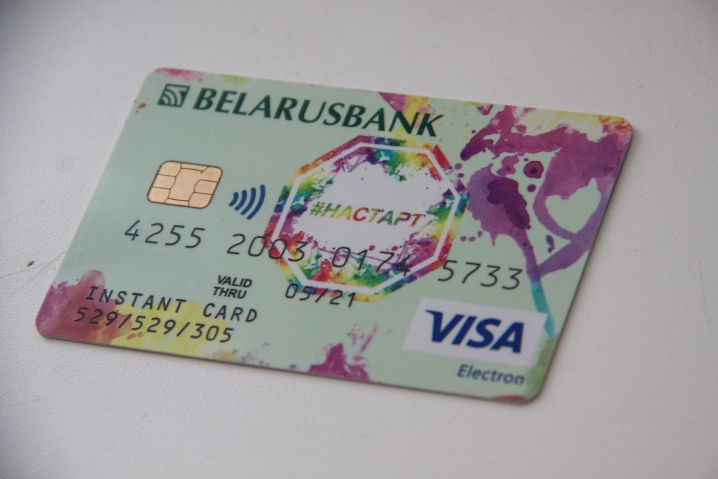 Why the automatic payment function from a card is dangerous: check the details map