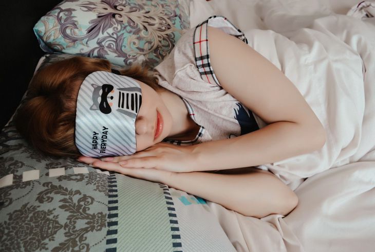 Why do you need a sleep mask: does it improve the quality of your rest? a mask