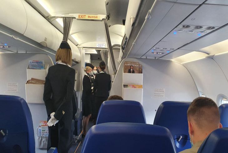 Why it's better not to eat on a plane: flight attendants advise against it airplane