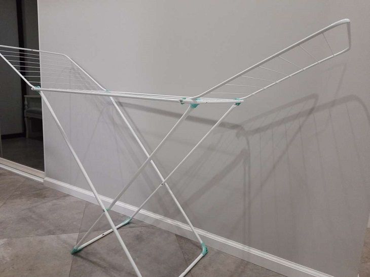 Why hang a plastic bottle on a clothes dryer: many housewives use this trick, especially in autumn dryer