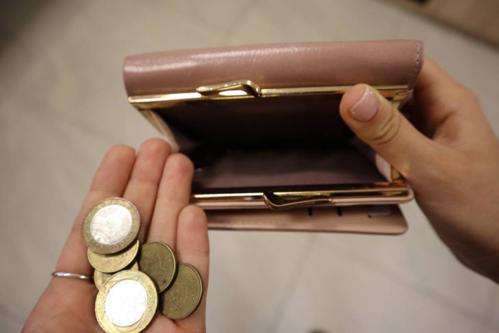 What color of wallet attracts money: folk signs wallet