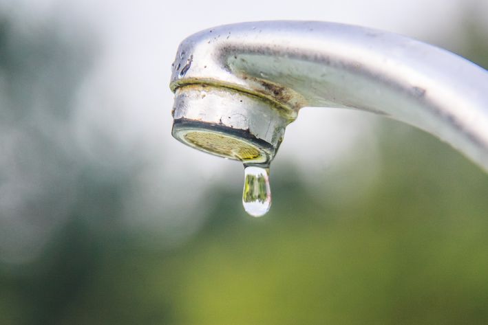Was tun, wenn die Rohre in Ihrer Datscha zugefroren sind: Beeilen Sie sich, das Eis aus der Wasserversorgung zu entfernen klopfen