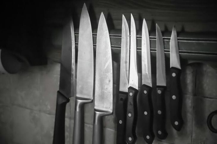 Eine interessante Idee für die Aufbewahrung von Messern in der Küche: Sie sind immer griffbereit Messer