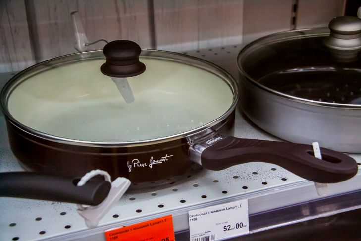How to clean a frying pan from carbon deposits: you will need ammonia and a garbage bag frying pan