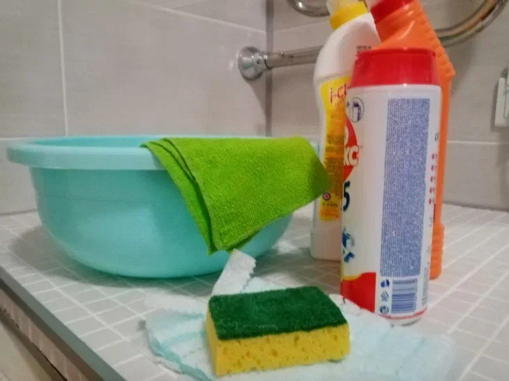 How to Make Your Own Glass Cleaner: It Will Tackle Any Stains Cleaning products