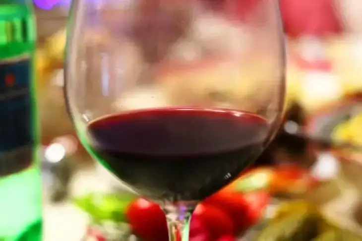 ¿Qué vino se considera más seguro para la salud? La respuesta del médico. vino, copa