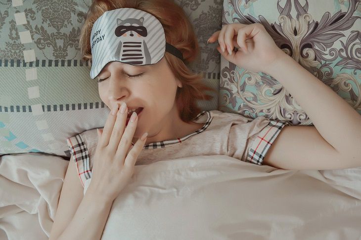 What time should you wake up to slow down aging: many do not know young woman