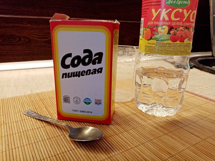 How to get rid of the smell of old age in an apartment: take vinegar and soda vinegar