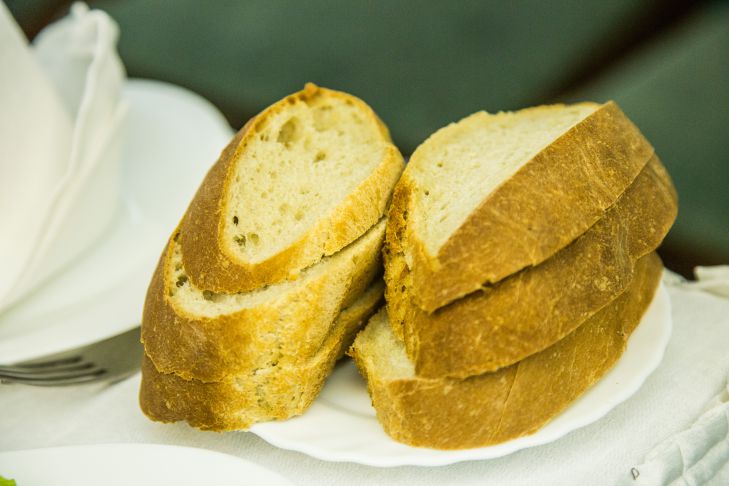 Why apply bread to wallpaper: housewives tell about an unusual life hack – useful to know Bread