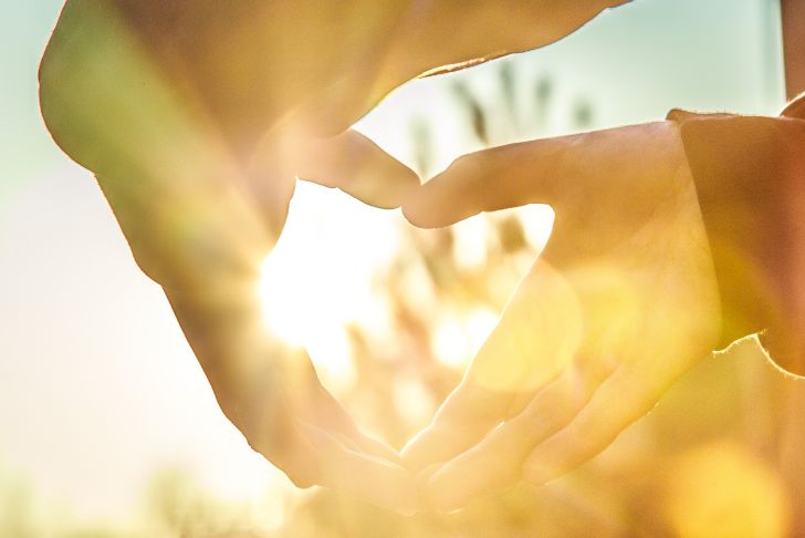 How to Find Your Happiness: Psychologists Reveal 5 Ways - Conduct Self-Analysis hands