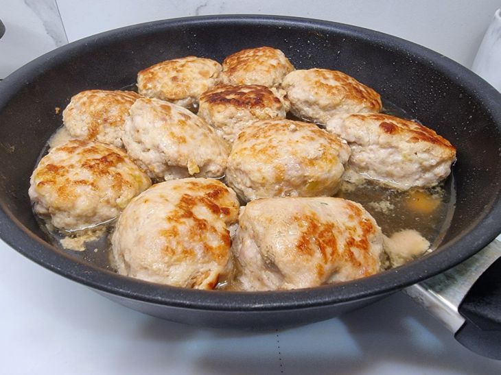 Wie man Hähnchenkoteletts mit Haferflocken kocht: ein leckeres und gesundes Gericht – ein einfaches Rezept Schnitzel