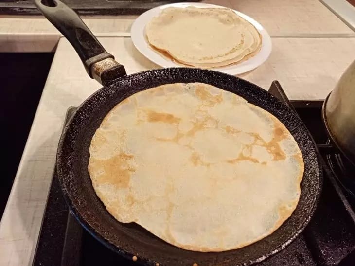 Mindestzutaten: Wie man Pfannkuchen mit Wasser und ohne Eier kocht – ein Rezept, das Ihnen bestimmt gefallen wird Pfannkuchen