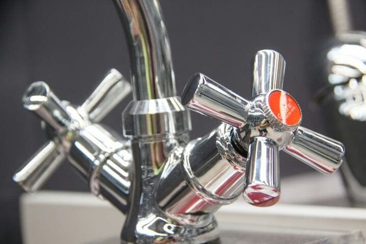 Double-valve, single-lever or touchless: which faucet to choose for the kitchen Mixer