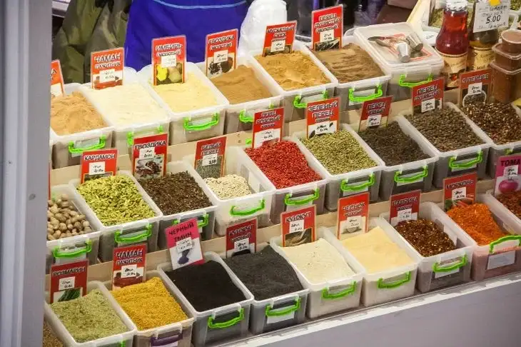 Esta especia se utiliza sólo para bollos dulces, pero es necesaria en la carne: ¿de qué tipo de condimento estamos hablando? Especias