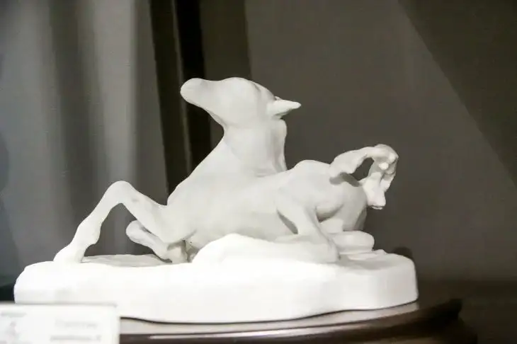How to add classic notes to your interior: don't deprive yourself of such beauty Statuette
