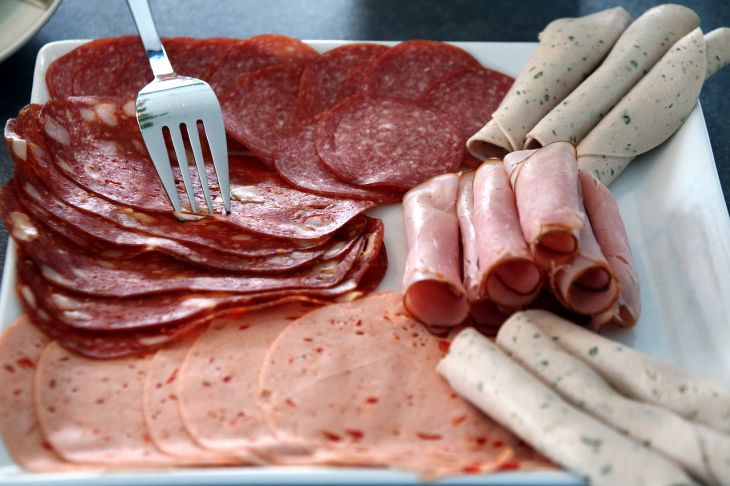 Die gefährlichsten Lebensmittelzusatzstoffe: Wie oft kommen die schädlichsten „E“ vor? Wurst