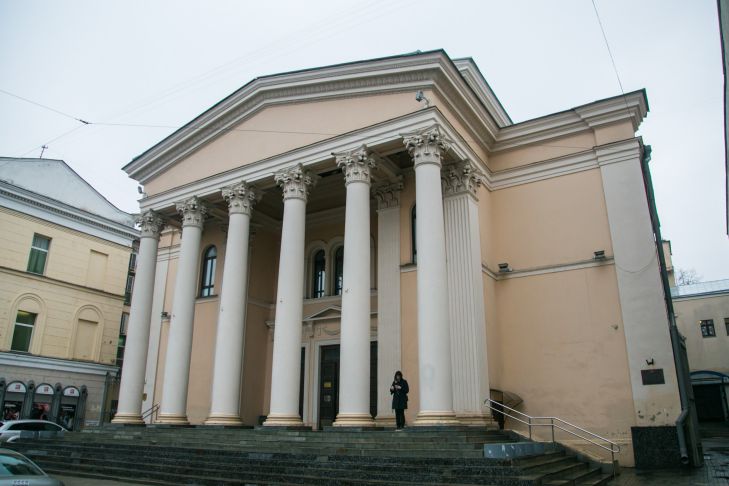 Which of the working theatres is the oldest in the world: many people don’t know this theater
