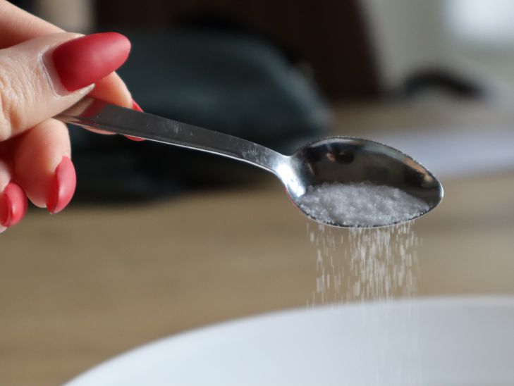 How to Clean a Knife from Rust: Take Lemon and Salt - the Most Effective Method salt