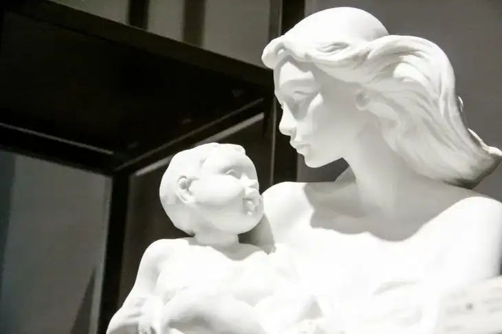 4 decorative tricks that definitely won't help make your apartment cozier: you'll feel like you're in a museum A statue