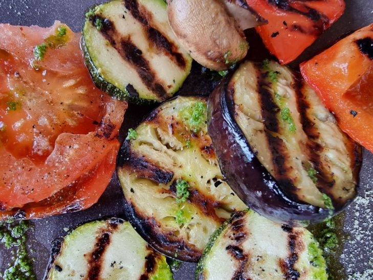 Wie man Zucchini auf Französisch kocht: Für ein kulinarisches Meisterwerk braucht man kein Fleisch und keine Mayonnaise Essen