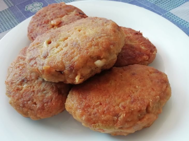 En un restaurante, las chuletas siempre son más sabrosas: lo que los cocineros nunca agregan, pero las amas de casa no cocinan chuletas sin ellas. chuletas