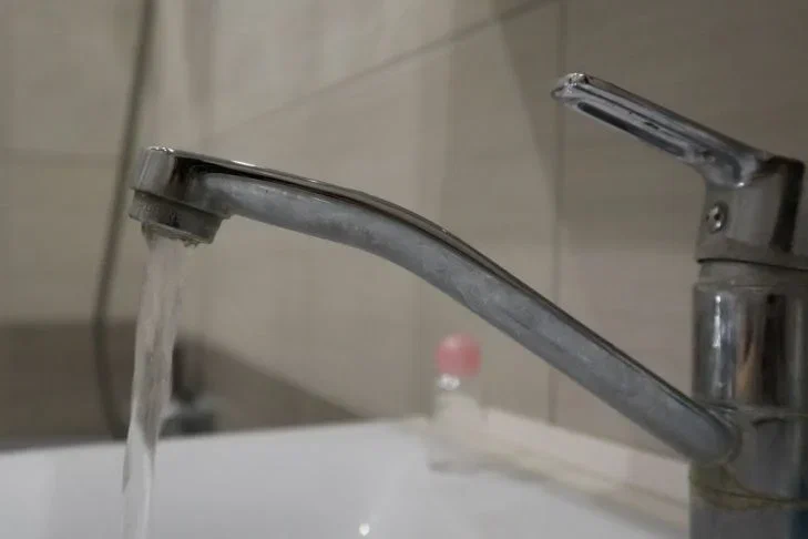 How to properly connect a water tap: it turns out that the location of hot and cold water is dictated by the rule Faucet Water