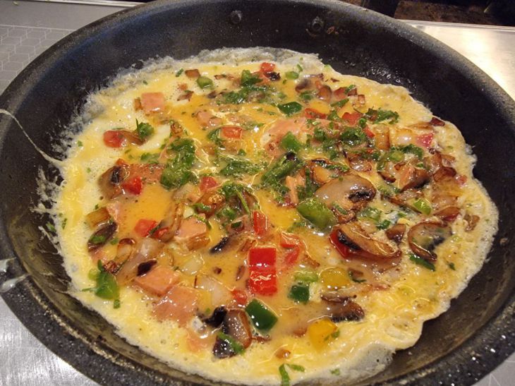 Sie werden überrascht sein: Warum man beim Zubereiten eines Omeletts keine Eierschalen wegwerfen kann – ein interessanter kulinarischer Trick Omelette