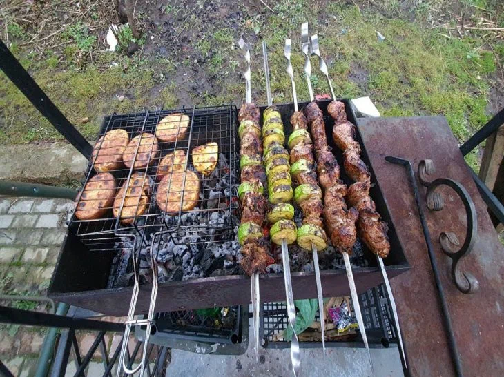 Pourquoi il ne faut pas saupoudrer de sel sur les braises lors de la préparation du barbecue : peu de gens le savent Brochettes
