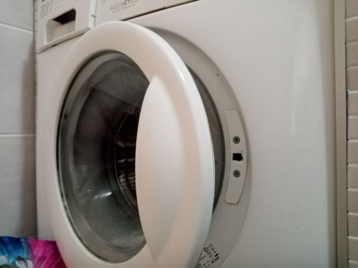 How to remove lipstick stains: the best methods are named washing