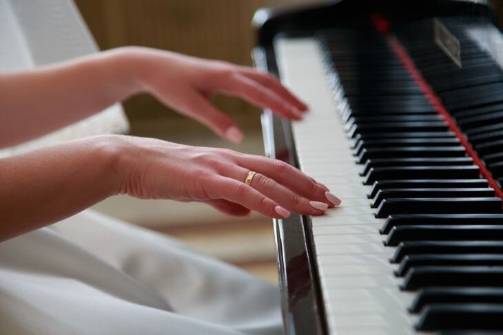 Buzova was accused of plagiarism, but she said there was no time to be embarrassed Hands