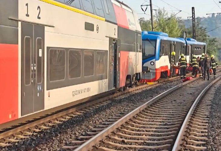 Dos trenes chocaron en Praga y hubo heridos tren