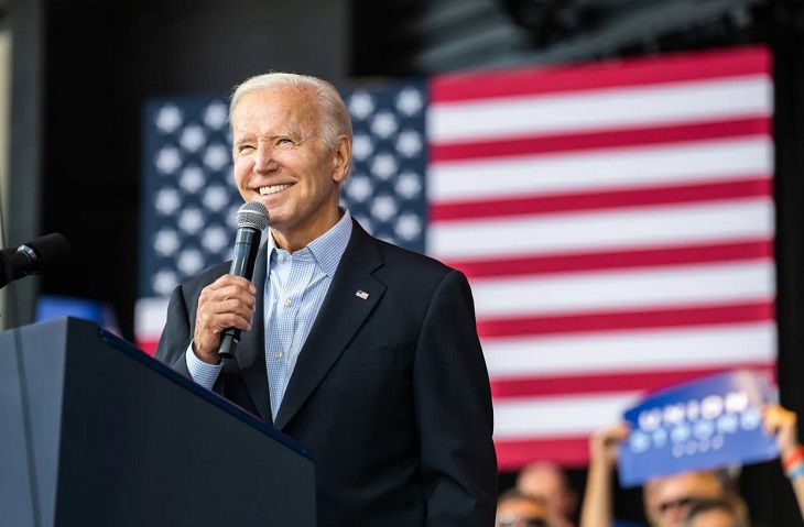 Biden dijo que tiene prohibido acercarse a multitudes de personas Biden