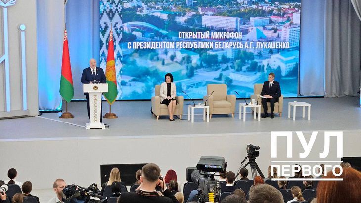 Lukashenko spotted at Vitebsk State University. He said that only yabatki gathered Lukashenko
