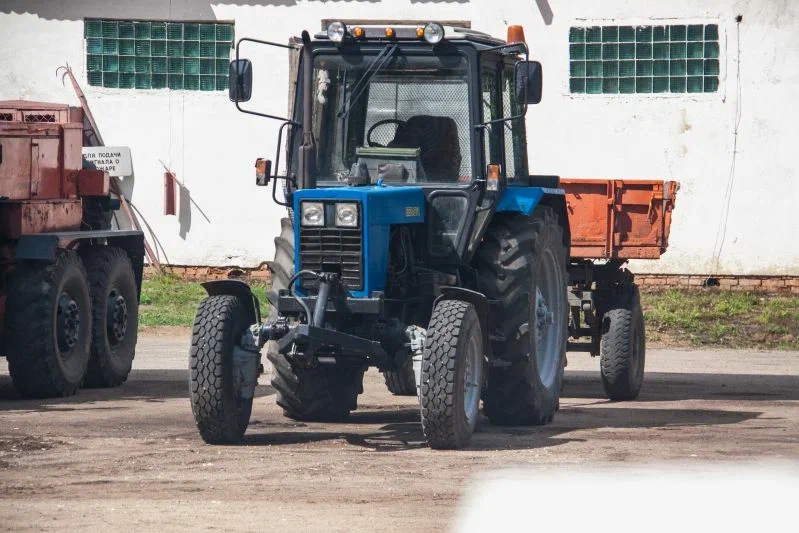 A tractor driver from the Gomel region stole more than 1.7 thousand liters of diesel fuel – he drained it right into the field Tractor
