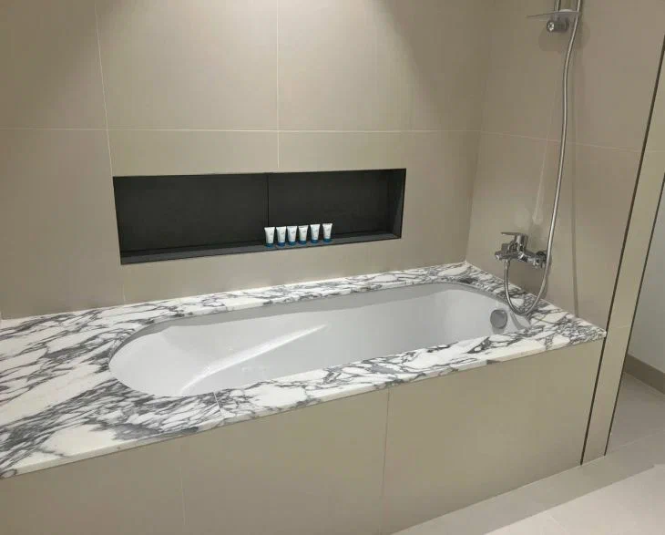 So reinigen Sie eine Badewanne von Plaque: auf umweltfreundliche Weise Bad