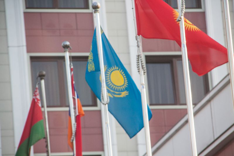 In Kasachstan findet ein Referendum über den Bau des ersten Atomkraftwerks des Landes statt. Flagge