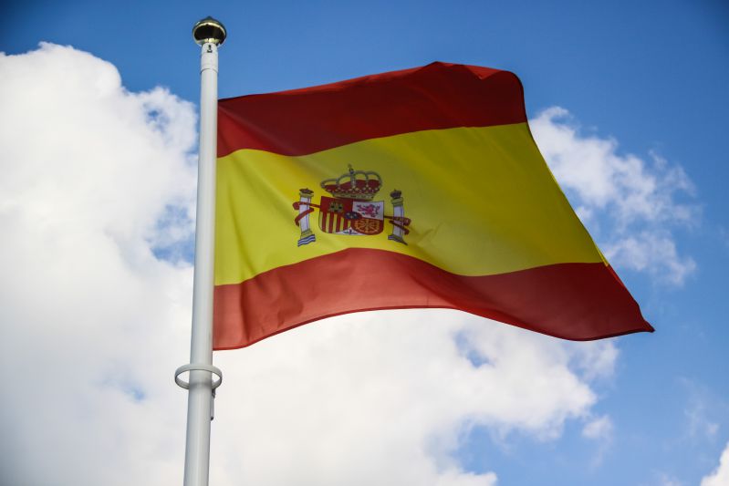 Es wurden zahlreiche Opfer von Überschwemmungen in Spanien bekannt: Im Land wurde eine dreitägige Staatstrauer ausgerufen Flagge