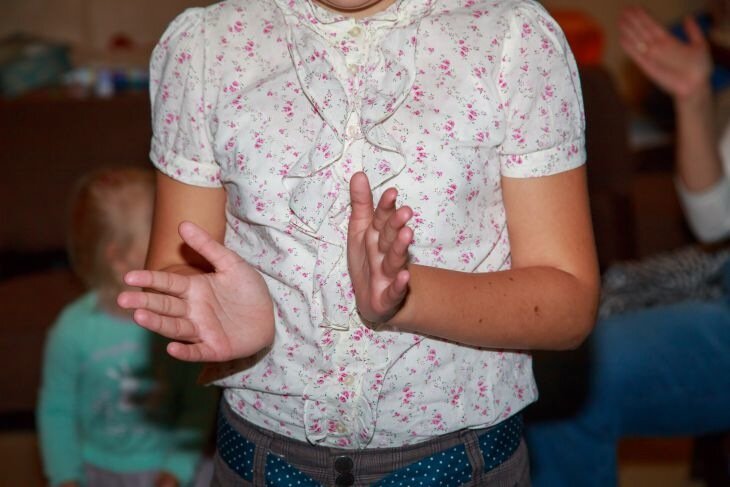 How to teach a child to distinguish between right and left: very simple – through play Child