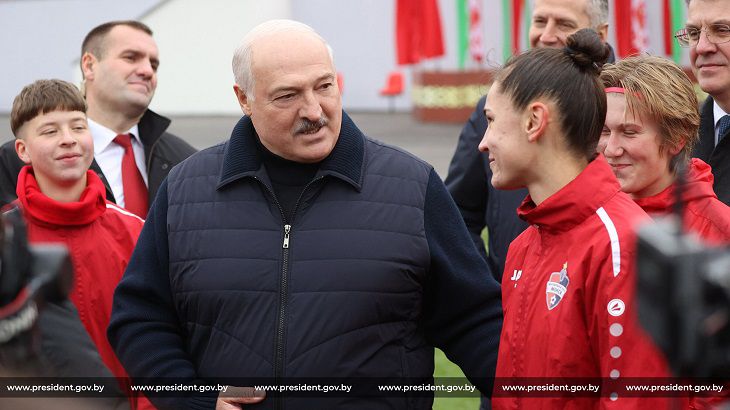 Loukachenko a demandé si une femme pouvait être présidente de la Biélorussie Loukachenko