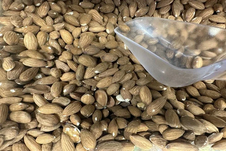 Who can eat nutmeg and who can’t: hidden properties Almond