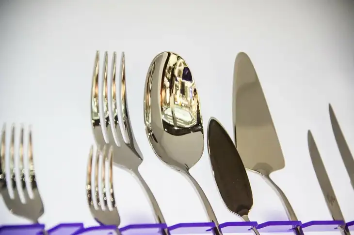 Pourquoi mettre de la craie dans un tiroir avec des fourchettes et des cuillères : une astuce qui mérite d'être connue Appareils