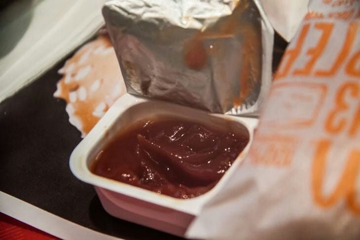 Canadian Ate Over a Kilogram of Hot Sauce in Three Minutes and Entered the Guinness Book of Records: His Wife Helped Sauce