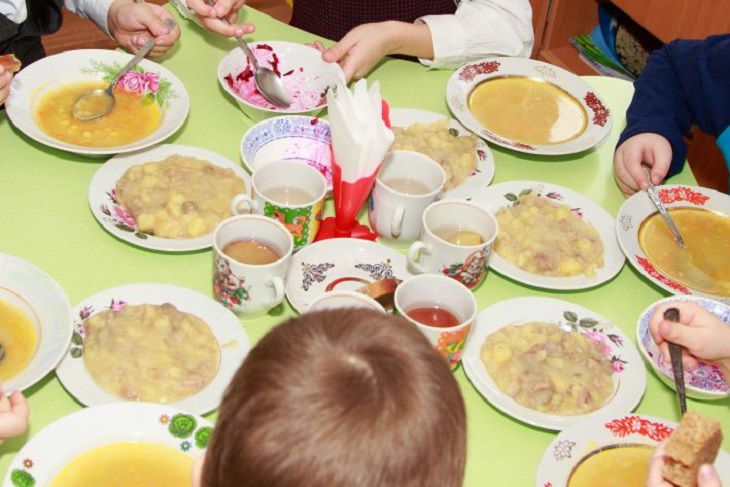 Los médicos nombraron platos de Año Nuevo potencialmente peligrosos para niños menores de 5 años. alimento