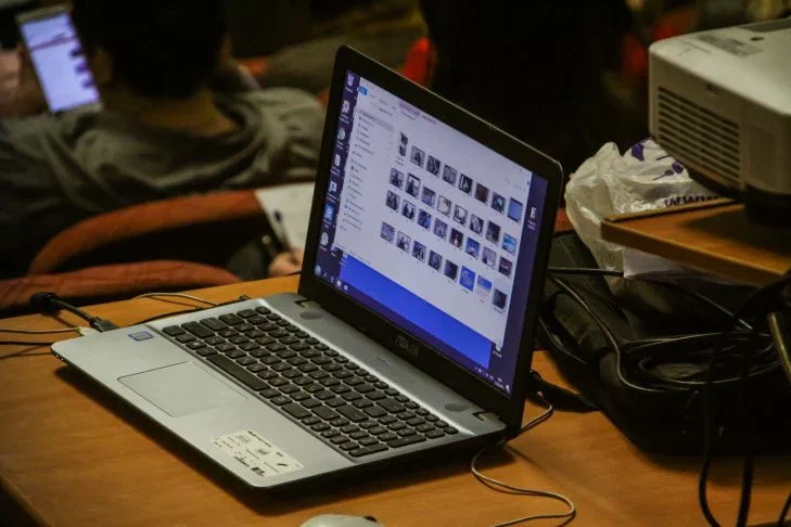Was tun, wenn ein Kind ohne soziale Netzwerke nicht leben kann: Regeln für Eltern Laptop